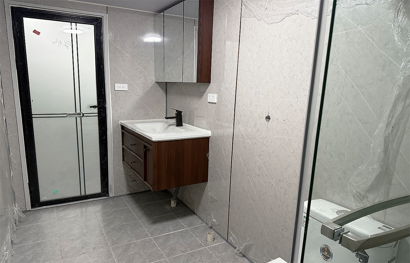 Moderner, erweiterbarer 20-Fuß-Container, maßgeschneiderter Laden mit raumhohen Fenstern Moderner, erweiterbarer 20-Fuß-Container, maßgeschneiderter Laden mit raumhohen Fenstern