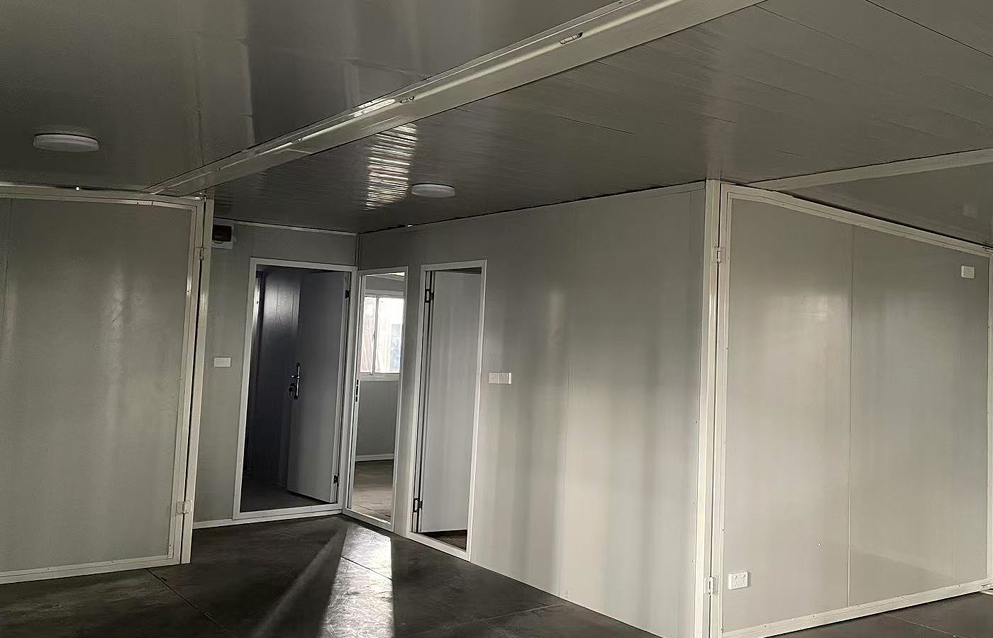 Moderner, erweiterbarer 20-Fuß-Container, maßgeschneiderter Laden mit raumhohen Fenstern Moderner, erweiterbarer 20-Fuß-Container, maßgeschneiderter Laden mit raumhohen Fenstern