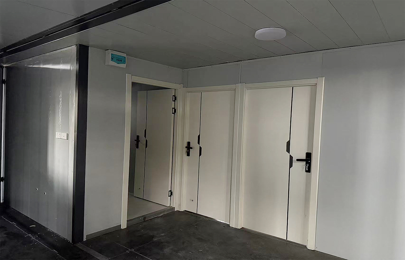 Moderner, erweiterbarer 20-Fuß-Container, maßgeschneiderter Laden mit raumhohen Fenstern Moderner, erweiterbarer 20-Fuß-Container, maßgeschneiderter Laden mit raumhohen Fenstern