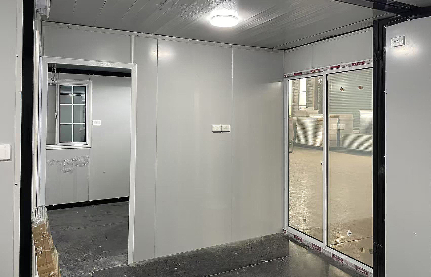 Moderner, erweiterbarer 20-Fuß-Container, maßgeschneiderter Laden mit raumhohen Fenstern Moderner, erweiterbarer 20-Fuß-Container, maßgeschneiderter Laden mit raumhohen Fenstern